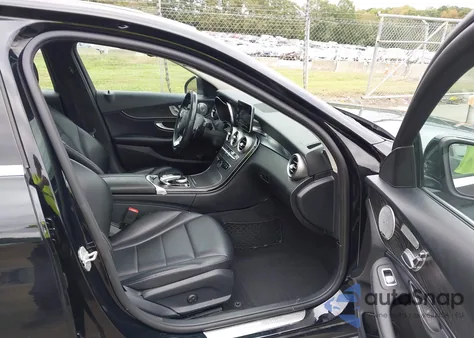 2015 Mercedes-Benz C 300 4Matic z USA, uszkodzony, nr VIN 55SWF4KB1FU061056